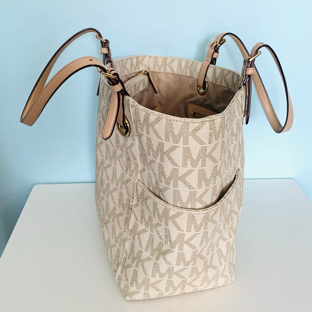 MIchael Kors Jet Set Signature Tote in Vanilla - Picture 2 of 8